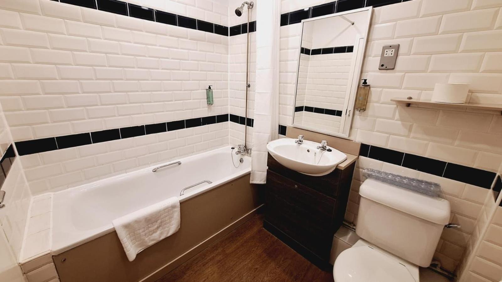 Hotel The Brocket Arms Wetherspoon Wigan Esterno foto